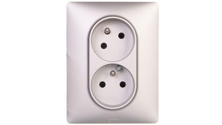 VALENA LIFE Gniazdo podwójne z/u 16A 2P+Z z przesłonami aluminium 753386-43383