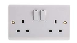 Gniazdo wtykowe podwójne Montaż wpuszczany z przełącznikiem kolor Biały W budynkach, 13A, IP20 230V ac-29215