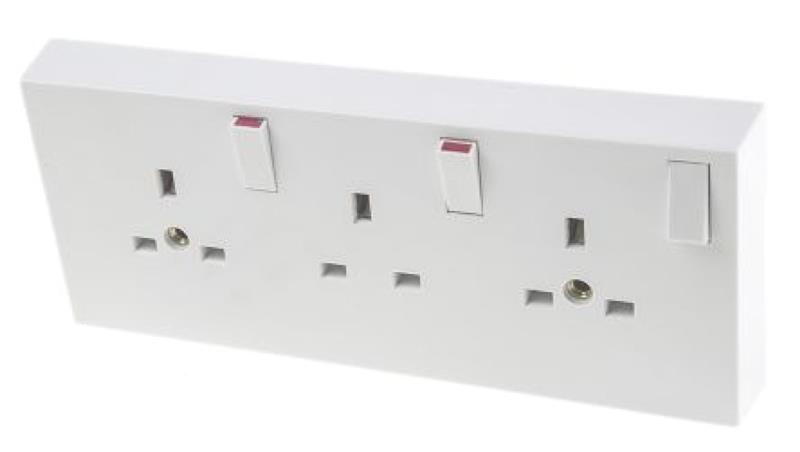 Gniazdo wtykowe potrójne natynkowe z przełącznikiem kolor Biały W budynkach, 13A, IP40 230V ac-29210 Gniazdo wtykowe potrójne natynkowe z przełącznikiem kolor Biały W budynkach, 13A, IP40 230V ac-29210