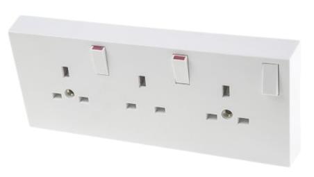 Gniazdo wtykowe potrójne natynkowe z przełącznikiem kolor Biały W budynkach, 13A, IP40 230V ac-29210