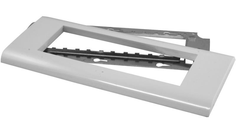 Ramka maskująca 6-modułowa z uchwytem metalowym, do kanałów KP90x60, 110x60, 130x60, 150x60 i puszek PU-6 RAMK-6/M-37283