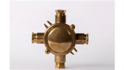 Mosiężna puszka rozgałęźna , natynkowa - 4 wyjścia AN3/4-75089